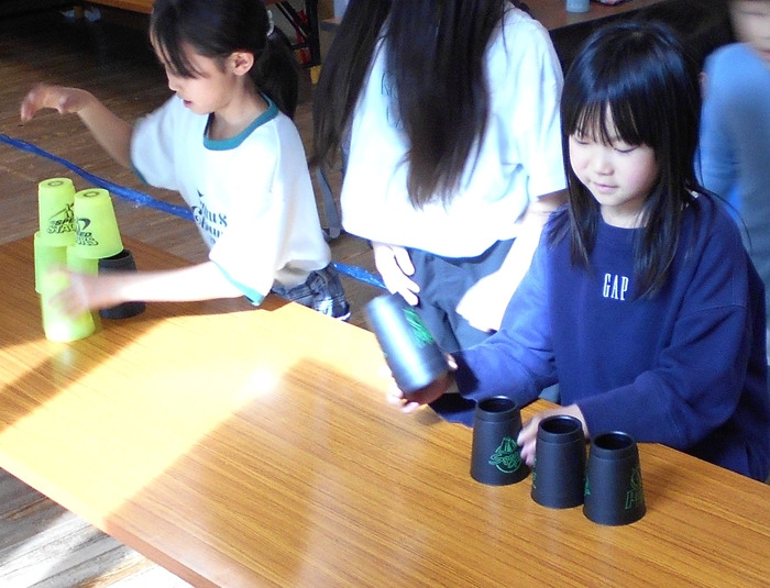カップ積み上げゲーム.jpg