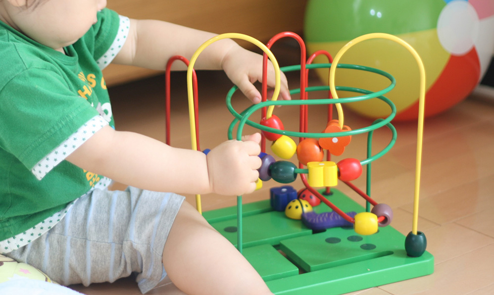 おもちゃで遊ぶ幼児